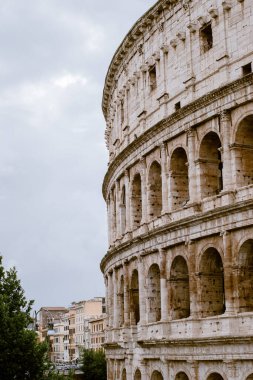 Roma 'nın ortasındaki kolezyum.