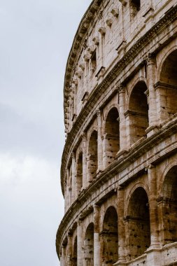 Roma 'daki Kolezyum' un görkemli mimarisi.
