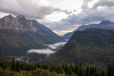 Gün batımında Buzul Ulusal Parkı 'nda dağ manzarası