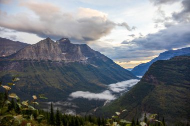 Gün batımında Buzul Ulusal Parkı 'nda dağ manzarası