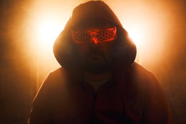 Parlak ışıklarda gizemli bir figür