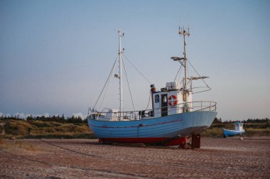 Slettestrand sahilinde balıkçı tekneleri, Danimarka, gün batımında deniz kenarında.