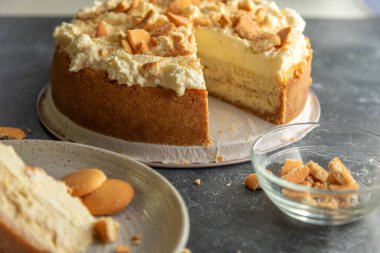 Arka planda muzlu peynirli kek dilimi