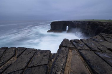 Doğal deniz kemeri, Westray, Orkney, İskoçya
