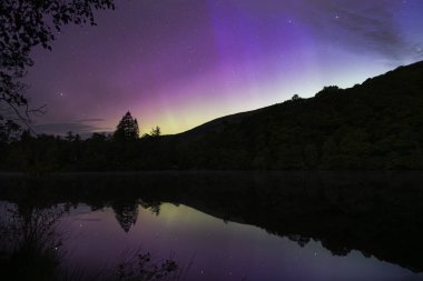 Kuzey Işıkları göl suyuna yansıyor
