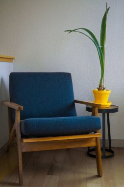 Masadaki Sandalye ve Çiçek