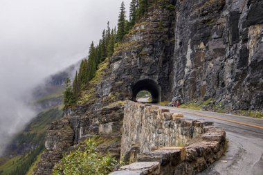 Buzul Ulusal Parkı 'ndaki dağ yolu tüneli, Montana