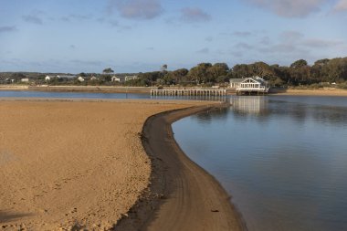 Barwon nehir kıvrımları ve kayıkhanesi gün doğumunda Barwon Heads Coastal Vibe