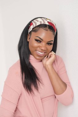 Saçında bantla gülümseyen güzel kadın.