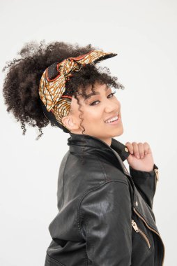 Deri ceketli ve kıvırcık saçlı bir kadın.