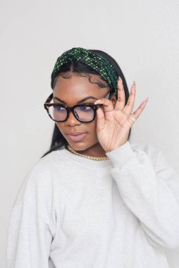 Gözlüklerini tutan Afrikalı Amerikalı Kadın