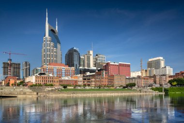 Nashville Tennessee Şehir Merkezi Cumberland Nehri üzerindeki Skyline