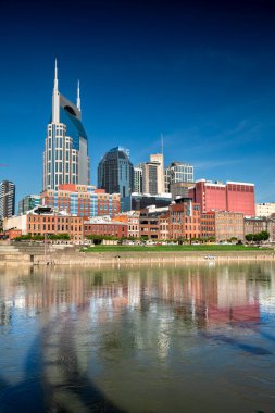Nashville Tennessee Şehir Merkezi Cumberland Nehri üzerindeki Skyline