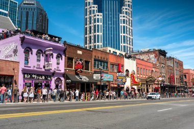 Nashville Tennessee ABD halkı Broadway caddesinde yürüyor
