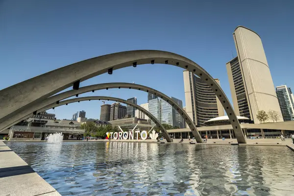 Toronto Ontario Nathan Phillips Meydanı ve belediye binasındaki tabela