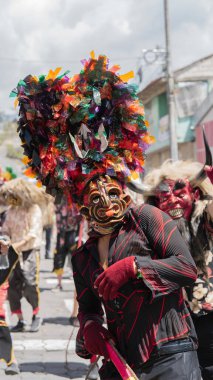 Kırmızı şeytan gibi giyinmiş adamlar Diablada Pillarena 'da geçit töreni yapıyorlar.