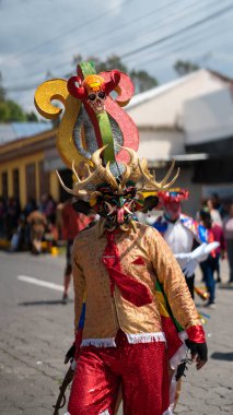 Diablada Pillarena 'da geçit töreni yapan kırmızı şeytan gibi giyinmiş bir adam.