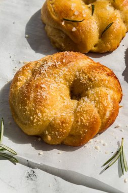 Üstü parmesan peynirli altın kraker, mükemmel bir çıtır çıtır.