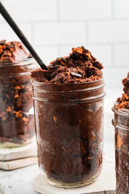 Kavanozda cadılar bayramı kurabiyeli kremalı kek hamuru.