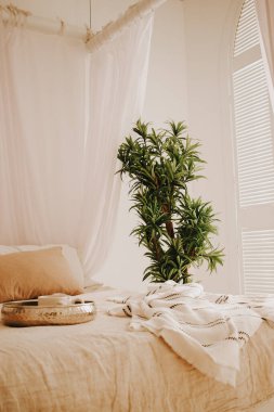 Yatağın üzerinde bir tepsi ve battaniye.