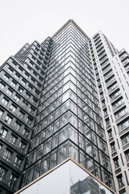 Büyük pencereli yeni bir gökdelen.