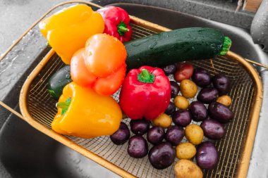 Lavaboda taze yıkanmış sebzeler.