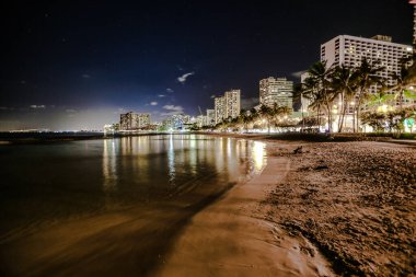Gece Waikiki Sahili Sokak Işıkları ve Gece Gökyüzü