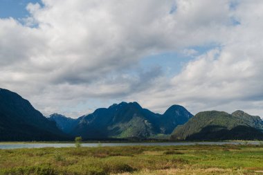 Dağlık alanda dramatik bulutlar, Altın Kulaklar İl Parkı