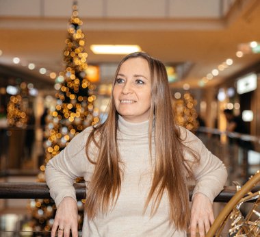 Kazaklı bir kadın alışveriş merkezinde tatil havasının tadını çıkarıyor.