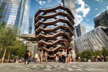 Hudson Yards New York 'taki The Vessel sanat binasının önünden geçenler