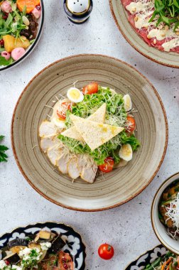 Masada tavuklu Sezar salatası.