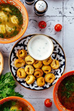 Tabakta soslu kızarmış hamur köftesi.