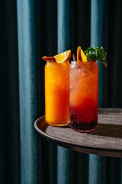 Yaz meyveli kokteyller masada.