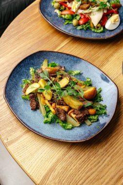 Tabakta et ve sos ile kızarmış patates