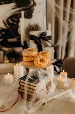 Antika Kitap Yığını Üzerinde Ürkütücü Donutlar