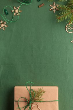 Noel sıfır atık çevre dostu yeşil arka plan ve hediye