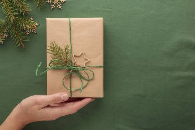 Sıfır atık çevreci paketinde elleri olan Noel hediyesi