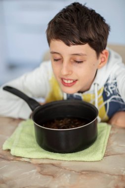 Çocuk doğal sağlık ve sağlık için bitkisel buhar solumuş.