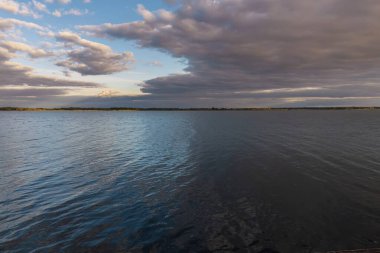 Su ve Gökyüzündeki Işık ve Gölgenin Karşıtlığı