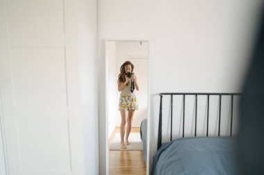 Dehşet saçan Kadın Aynadaki Yansımasını Yakalıyor