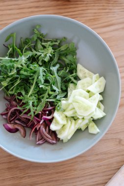 Salatalık, Kırmızı Soğan ve Arugula ile Taze Salata Hazırlama