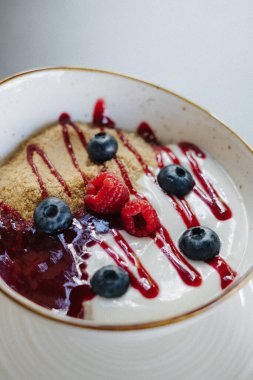 Lezzetli yulaf ezmesi, ahududu, yabanmersini ve reçelli yakın plan.