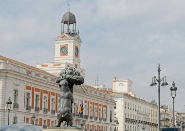 Ayı ve çilek ağacı Madrid 'in Puerta del Sol' unda