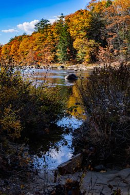 Parlak sonbahar kayalık nehir sahnesini terk eder