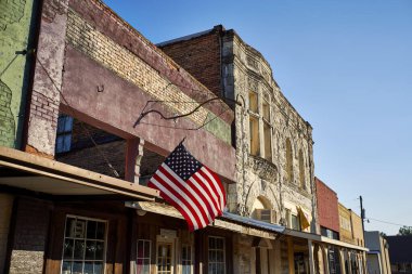 Tarihi binaların önünde Amerikan bayrağı dalgalanıyor