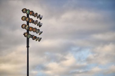 Futbol stadyumunun aydınlık kulesi