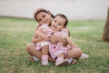 Çimenlerde oturan rahibeler