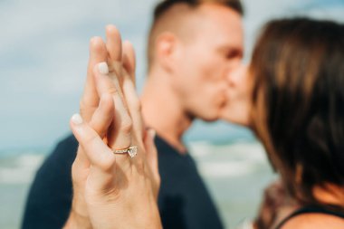 Nişan yüzüğünü sergileyen bir çiftin yakın çekimi.