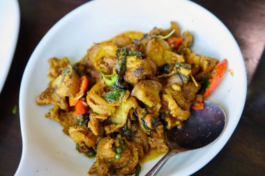 Tabakta kızartılmış baharatlı domuzun yakın plan görüntüsü