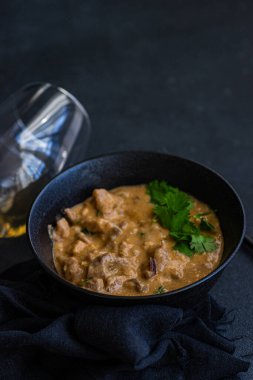 Biftek stroganof tabağı kasede servis ediliyor.